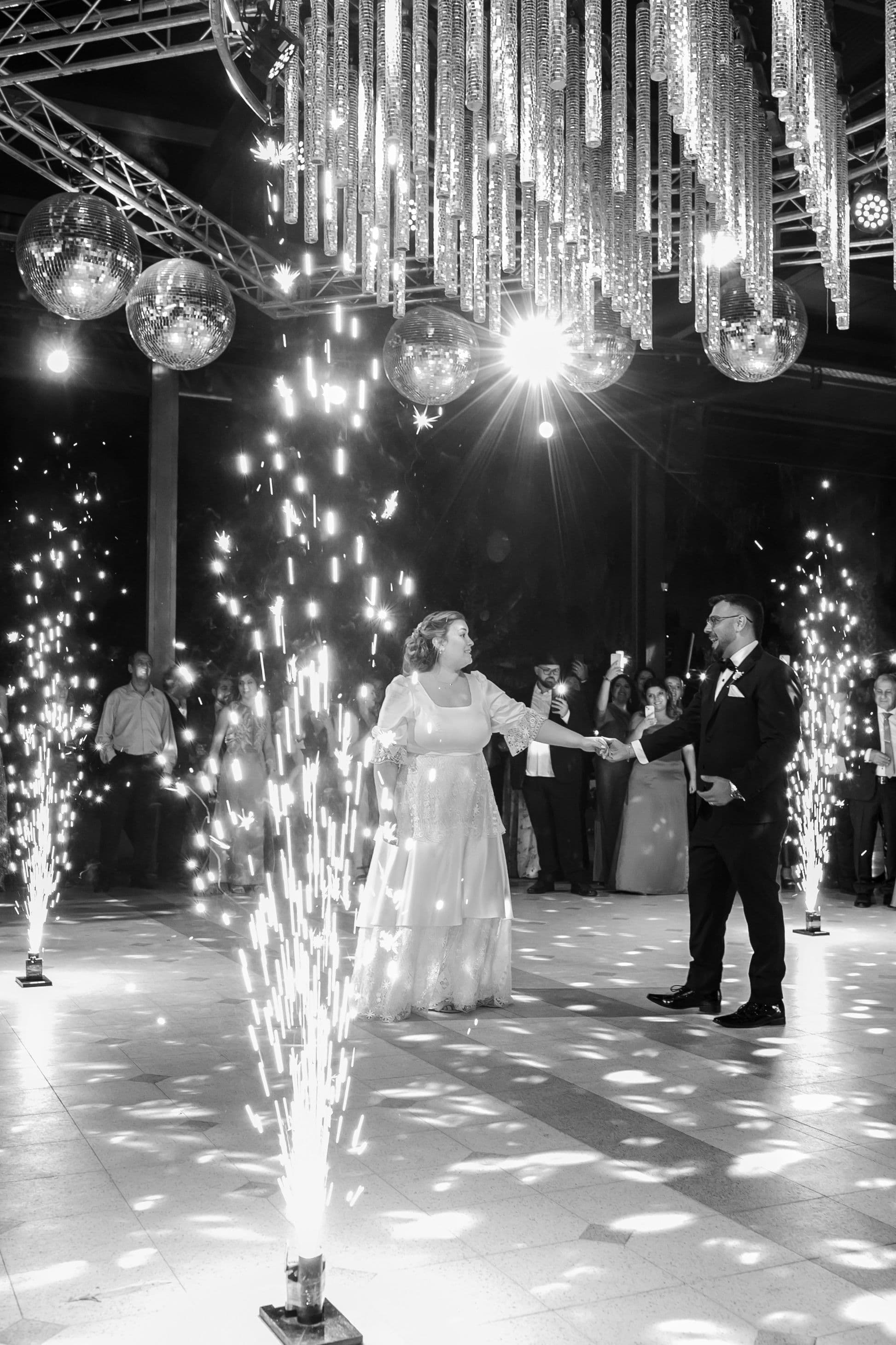 Mirii dansand printre fantani de scantei la un eveniment Bloom Events