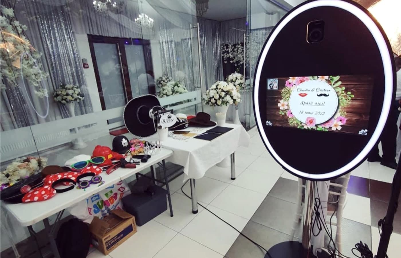 Cabina foto Bloom Events cu lumina circulara, imprimanta si recuzita