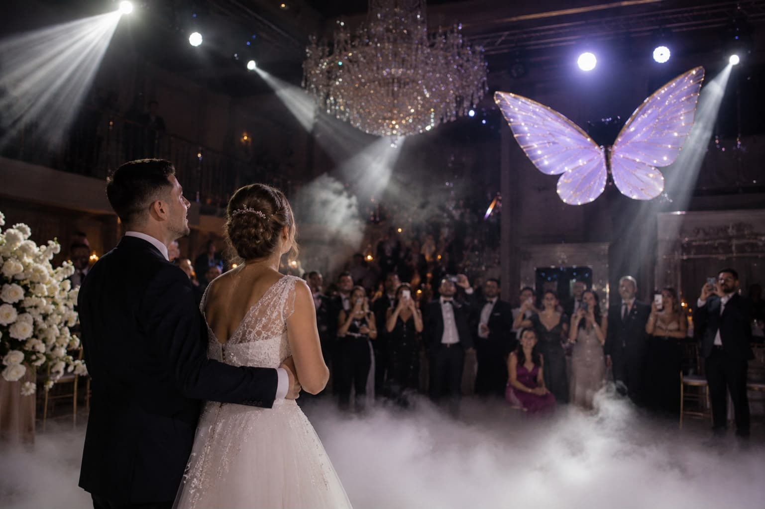 Dansul mirilor cu un fluture luminos deasupra, la o nunta Bloom Events